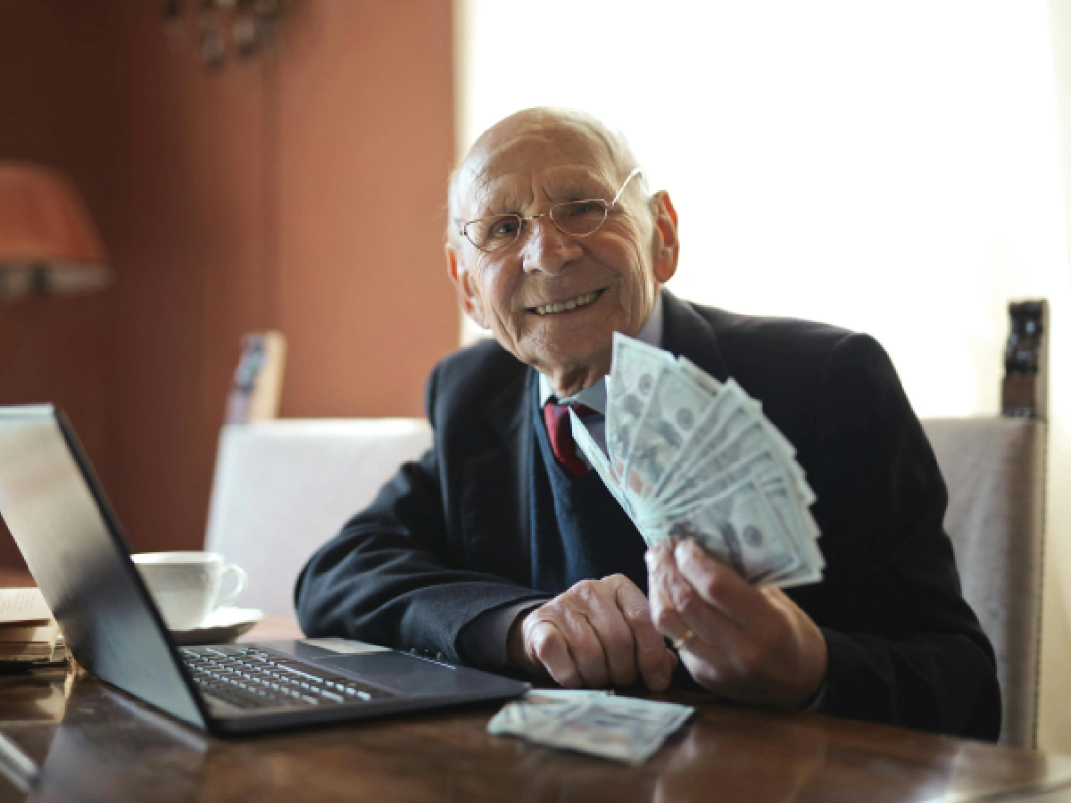Learning From Experienced Investors